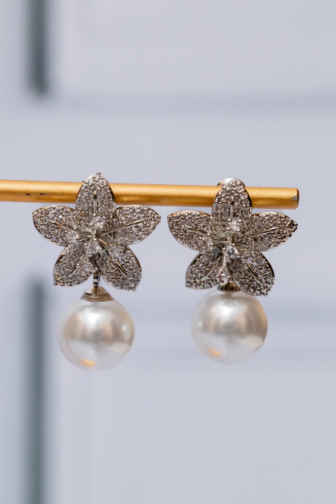 Arete Flor Cristales Perla Abajo