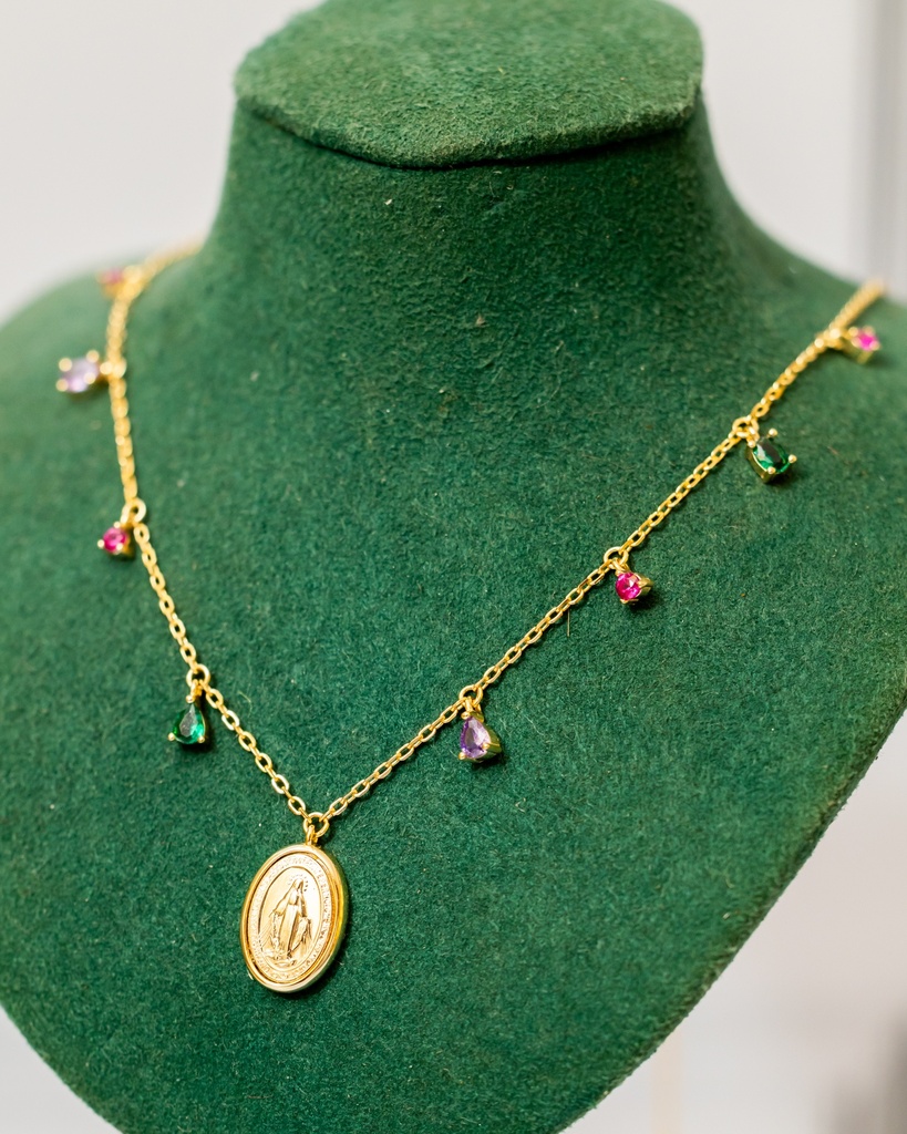 collar Virgen Piedra colgando