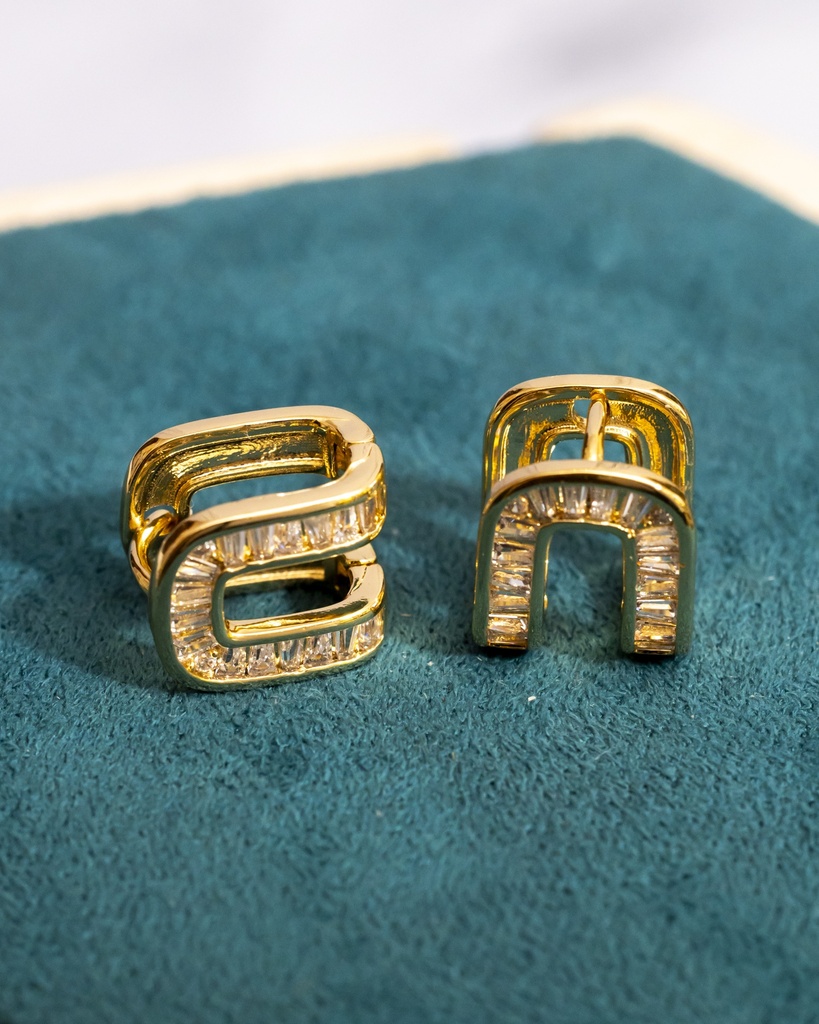 Arete Huggie Curdrado Cristales