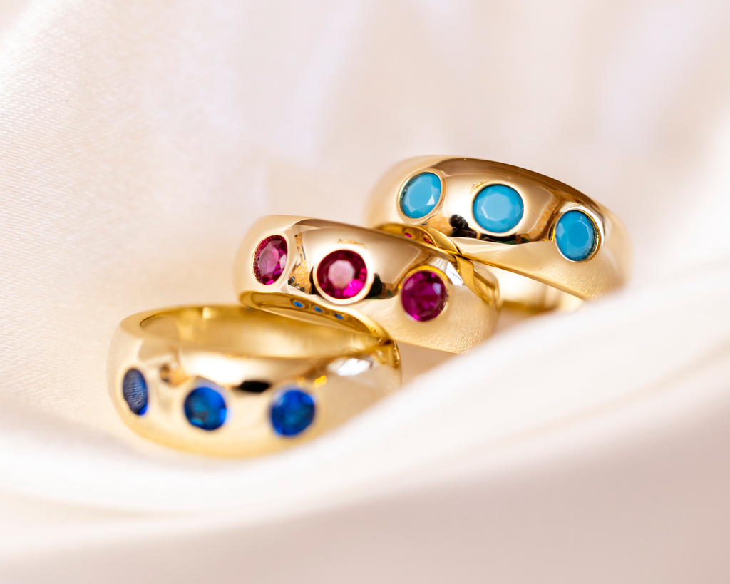 Anillo Dorado 3 Piedras Colores Arriba