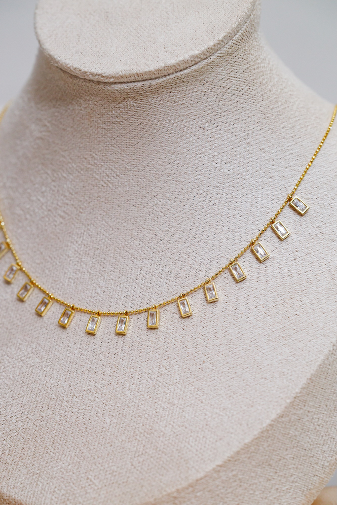 Collar Clear Cuadritos colgando 