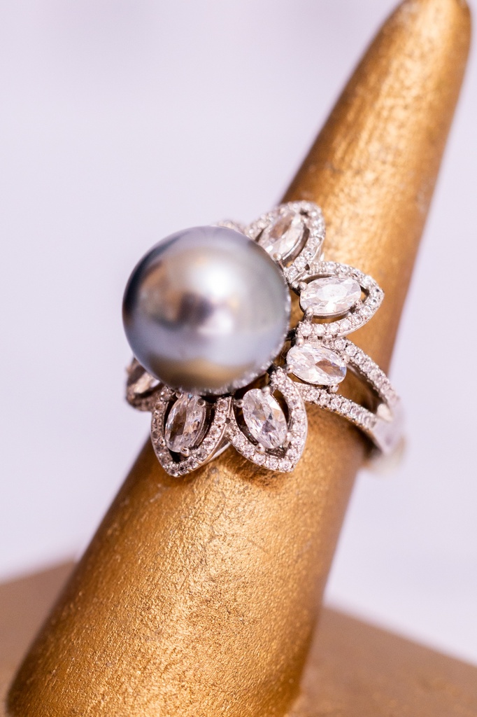 Anillo Flor Cristales Perla Gris Centro CZ