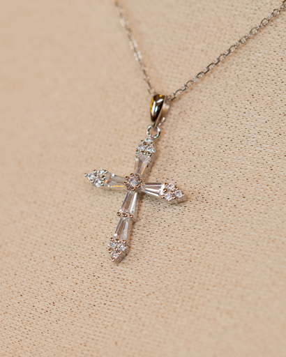 [12883] Collar Simple Cruz Cristales Plateada Grande